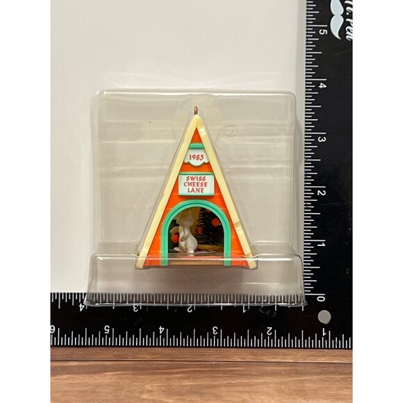 1985 HALLMARK KEEPSAKE ORNAMENT QLX706-5 SWISS CHEESE LANE LIGHTED MOUSE - Picture 4 of 9